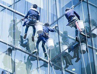 دلایل پاک کردن شیشه نما ساختمان